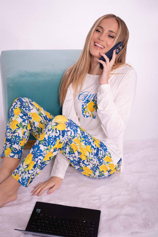 Cremefarbener/Augusto-gemusterter Pyjama mit Hose